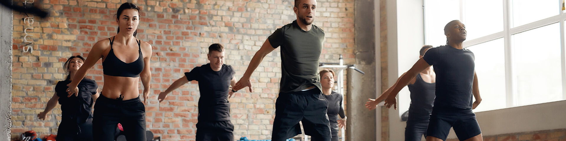 Mann hebt Gewwicht mit Langhantel