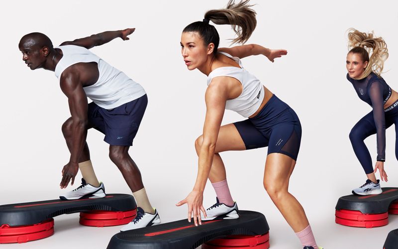 Mann hebt Gewwicht mit Langhantel